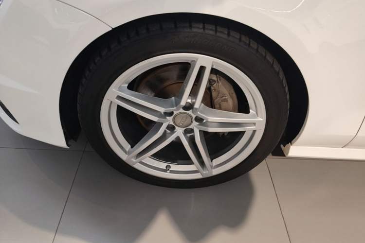 Used Audi A7 2017 40 TFSI quattro Technology Edition Left Front Wheel Hub