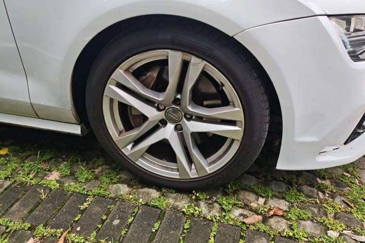 Used Audi A7 2017 50 TFSI quattro Comfort Model Right Front Wheel Hub