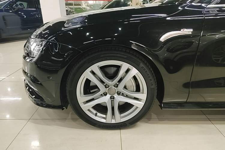 Used Audi A7 2018 50 TFSI quattro Comfort Model Left Front Wheel Hub
