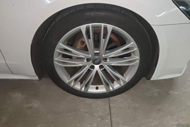 Used Audi A7 2020 40 TFSI Luxury Model Right Front Wheel Hub