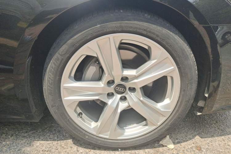 Used Audi A7 2021 40 TFSI Luxury Edition Right Front Wheel Hub