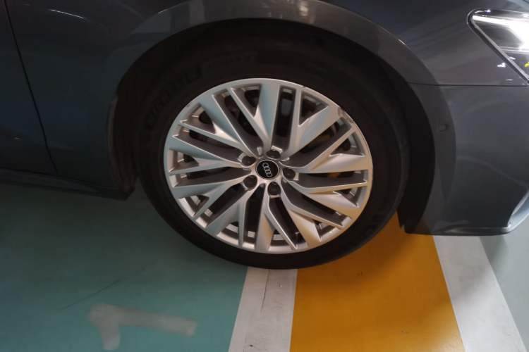 Used Audi A7 2021 45 TFSI Exclusive Edition Right Front Wheel Hub