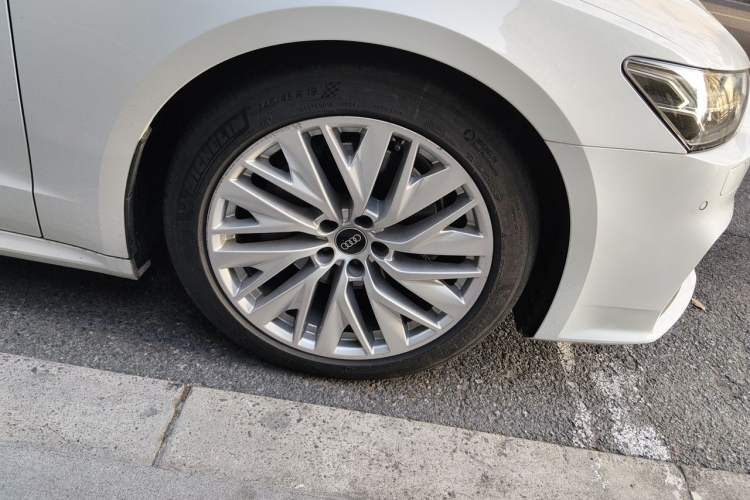 Used Audi A7 2021 40 TFSI Luxury Edition Right Front Wheel Hub