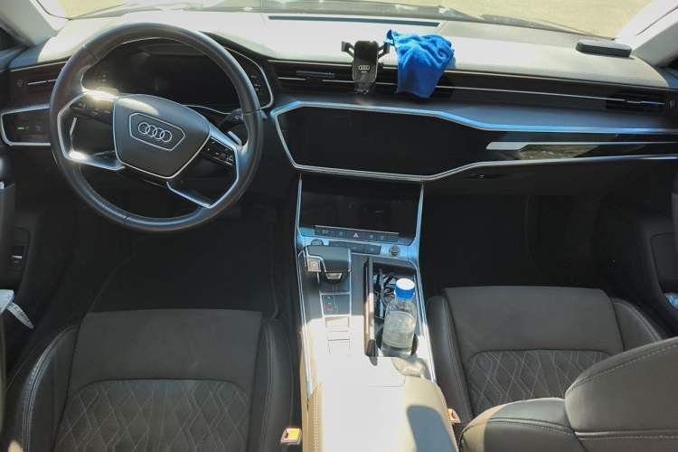 Used Audi A7L 2022 55 TFSI quattro S-line Zhiyuan Crystal Flow Package Center Console