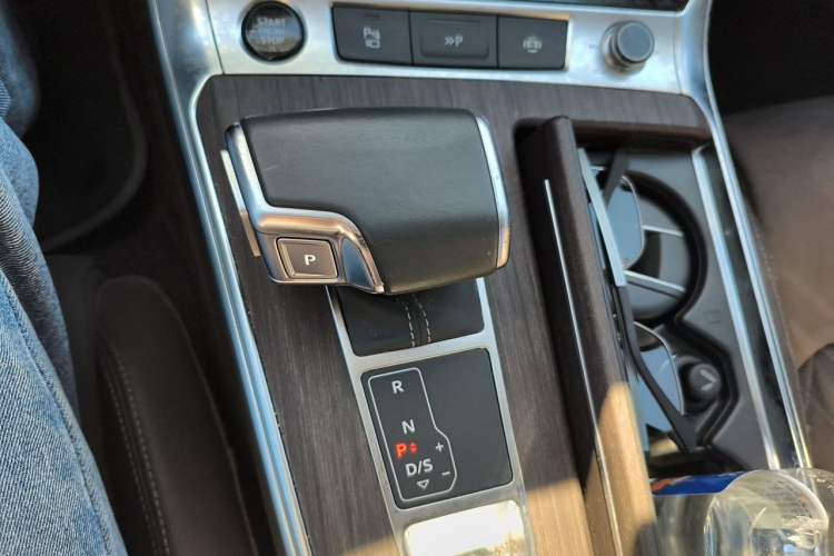 Used Audi A7L 2022 55 TFSI quattro S-line Zhiyuan Crystal Flow Package Gear Lever