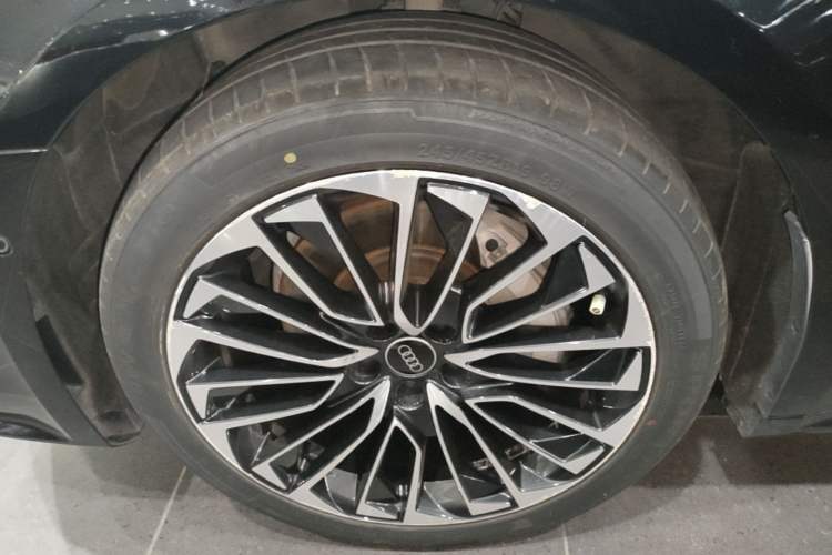 Used Audi A7L 2022 45 TFSI quattro S-line Visionary Edition Obsidian Black Package Left Front Wheel Hub