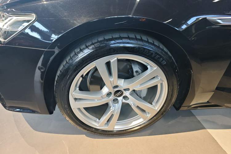 Used Audi A7L 2022 45 TFSI quattro S-line Wind Rider Left Front Wheel Hub