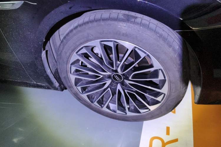 Used Audi A7L 2022 45 TFSI S-line Dream-Chasing Youth Edition Right Front Wheel Hub