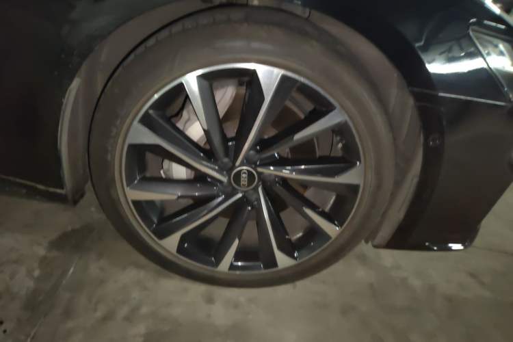 Used Audi A7L 2022 55 TFSI quattro S-line Avantgarde Black Package Right Front Wheel Hub
