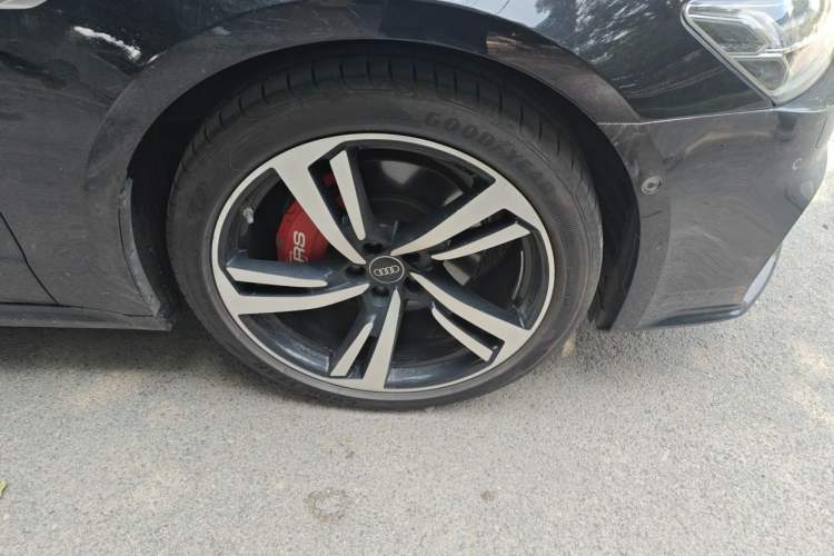 Used Audi A7L 2022 45 TFSI quattro S-line Visionary Crystal Package Right Front Wheel Hub