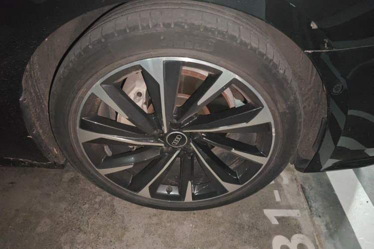 Used Audi A7L 2022 45 TFSI quattro S-line Visionary Crystal Package Right Front Wheel Hub