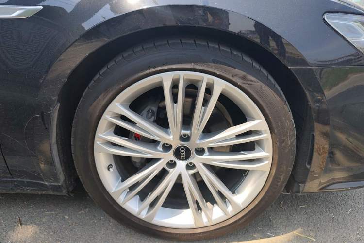 Used Audi A7L 2022 45 TFSI quattro S-line Visionary Crystal Package Right Front Wheel Hub