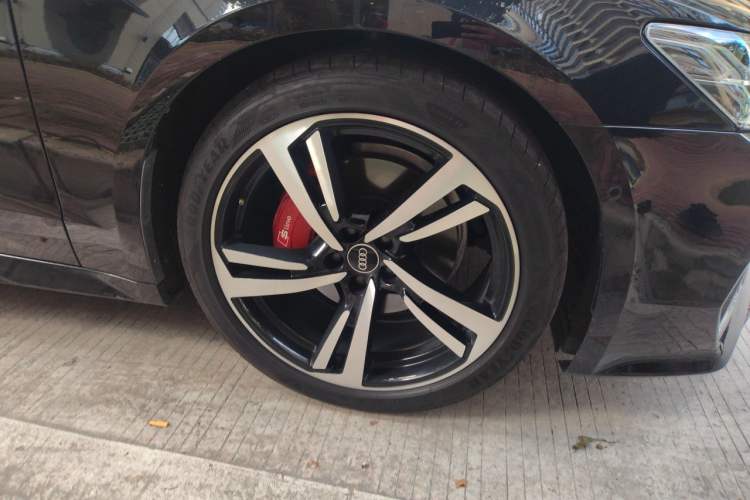 Used Audi A7L 2022 45 TFSI quattro S-line Visionary Crystal Package Right Front Wheel Hub