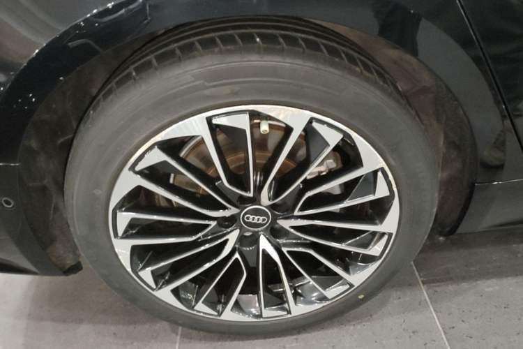 Used Audi A7L 2022 45 TFSI quattro S-line Visionary Edition Obsidian Black Package Right Rear Wheel Hub