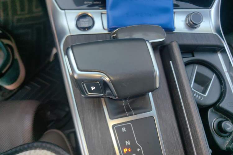 Used Audi A7L 2022 45 TFSI quattro S-line Visionary Edition Obsidian Black Package Gear Lever