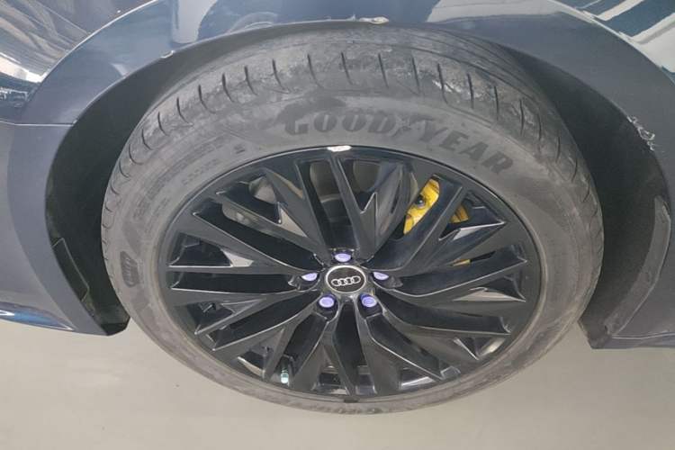 Used Audi A7L 2022 45 TFSI S-line Dream-Building Edition Left Front Wheel Hub