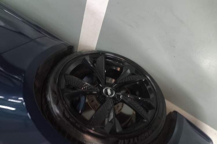 Used Audi A7L 2022 55 TFSI quattro S-line Zhiyuan Crystal Flow Package Left Front Wheel Hub