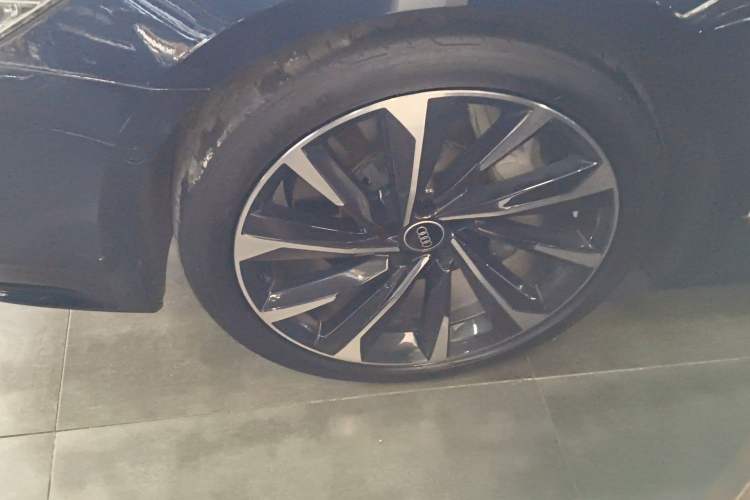 Used Audi A7L 2022 55 TFSI quattro S-line Boundary Edition Crystal Flow Package Left Front Wheel Hub