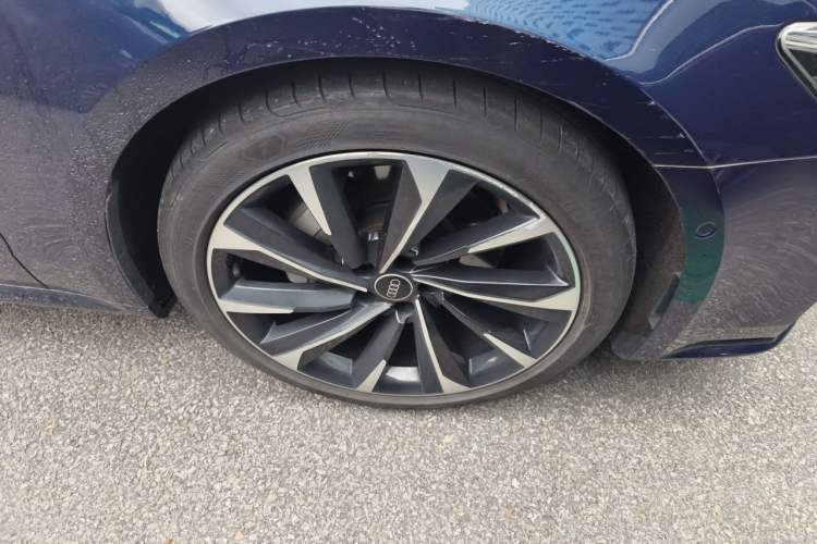 Used Audi A7L 2022 45 TFSI quattro S-line Visionary Crystal Package Right Front Wheel Hub