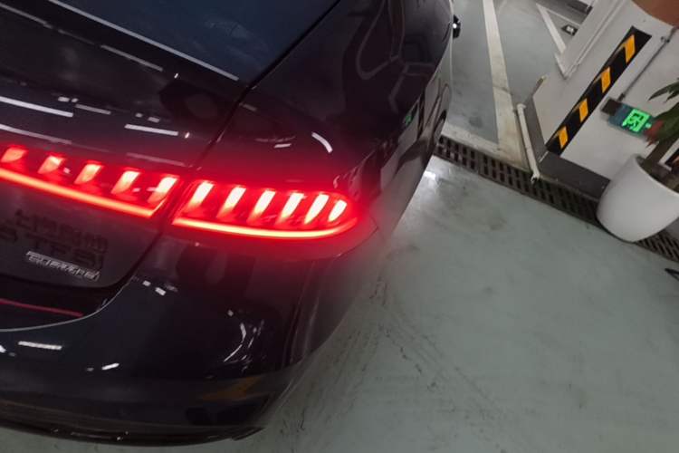 Used Audi A7L 2022 55 TFSI quattro S-line Zhiyuan Crystal Flow Package Right Rear Taillight
