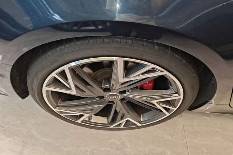 Used Audi A7L 2022 55 TFSI quattro S-line Edition One First Edition Right Rear Wheel Hub