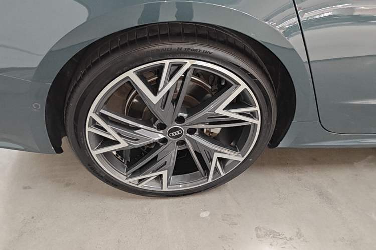 Used Audi A7L 2022 55 TFSI quattro S-line Edition One First Edition Right Rear Wheel Hub