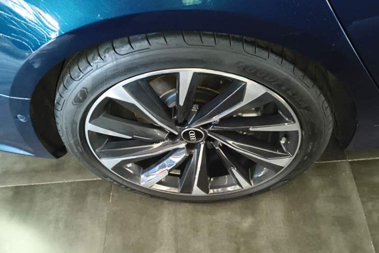 Used Audi A7L 2022 55 TFSI quattro S-line Boundary Edition Crystal Flow Package Right Rear Wheel Hub