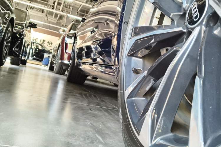 Used Audi A7L 2022 55 TFSI quattro S-line Boundary Edition Crystal Flow Package Right Side Sill