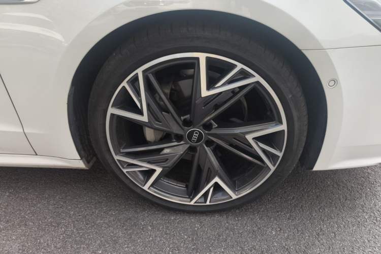 Used Audi A7L 2022 45 TFSI quattro S-line White Mage Edition Right Front Wheel Hub