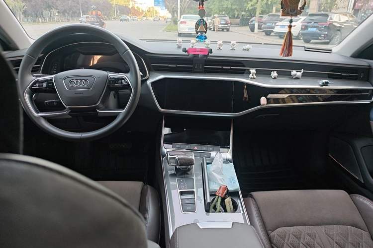 Used Audi A7L 2022 45 TFSI quattro S-line Visionary Crystal Package Center Console