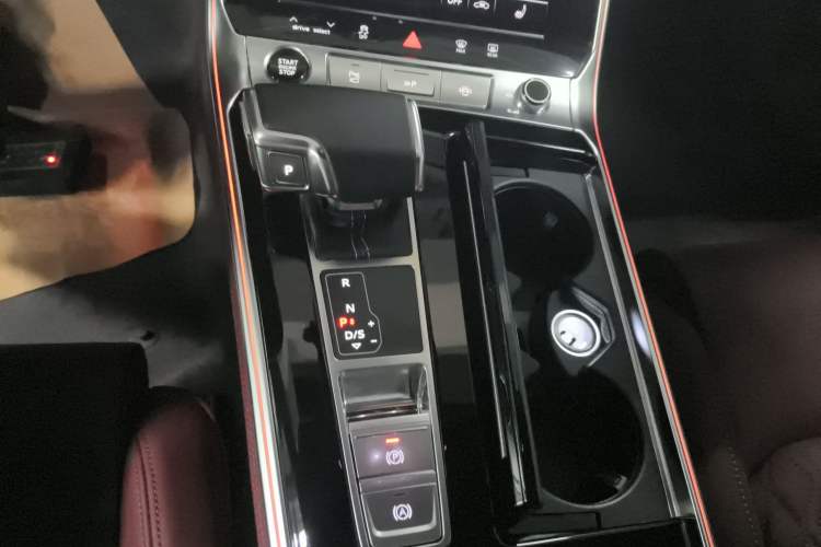 Used Audi A7L 2022 55 TFSI quattro S-line Zhiyuan Edition Obsidian Black Package Gear Lever