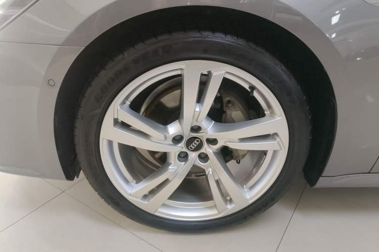 Used Audi A7L 2022 45 TFSI quattro S-line Wind Rider Left Front Wheel Hub