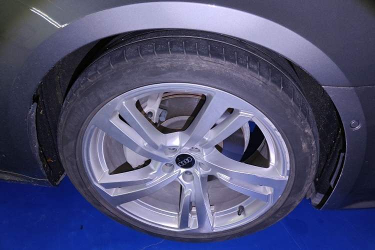 Used Audi A7L 2022 45 TFSI quattro S-line Visionary Crystal Package Right Front Wheel Hub