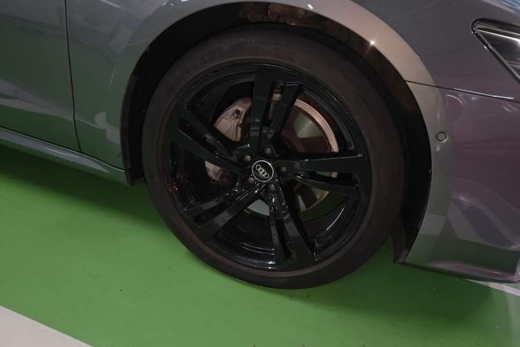 Used Audi A7L 2022 45 TFSI quattro S-line Visionary Crystal Package Right Front Wheel Hub