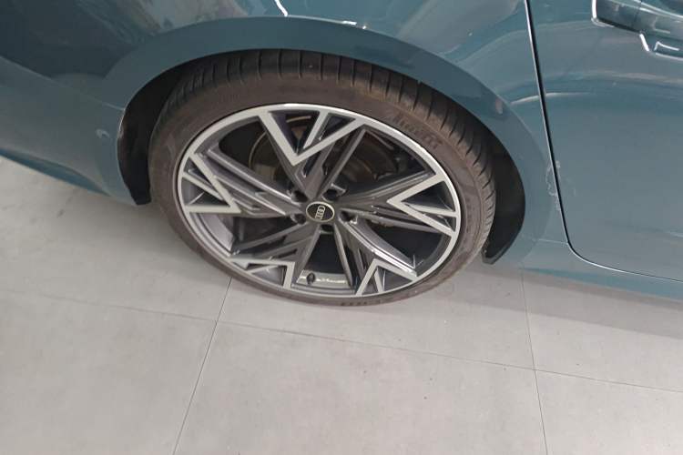 Used Audi A7L 2022 55 TFSI quattro S-line Edition One First Edition Right Rear Wheel Hub