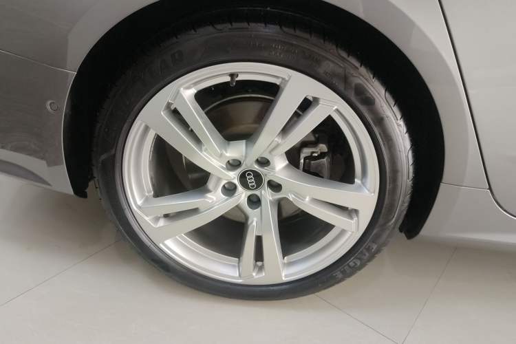 Used Audi A7L 2022 45 TFSI quattro S-line Wind Rider Right Rear Wheel Hub