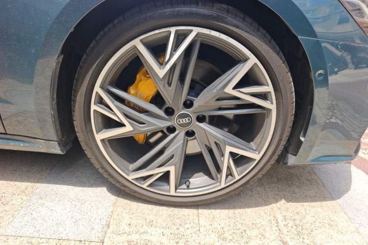 Used Audi A7L 2022 55 TFSI quattro S-line Edition One First Edition Right Front Wheel Hub