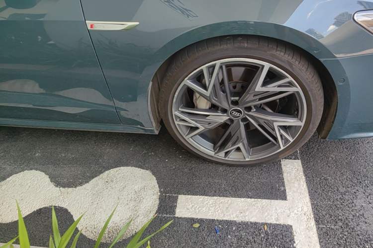 Used Audi A7L 2022 55 TFSI quattro S-line Edition One First Edition Right Front Wheel Hub