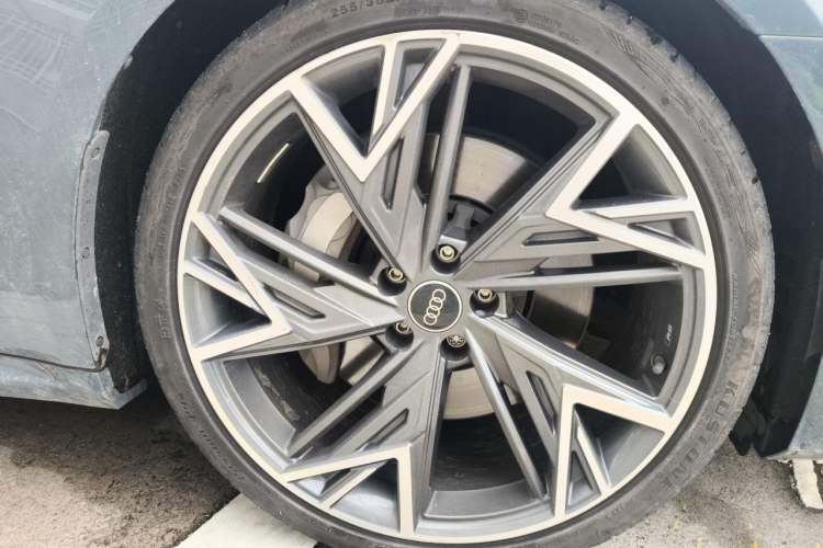 Used Audi A7L 2022 55 TFSI quattro S-line Edition One First Edition Right Front Wheel Hub