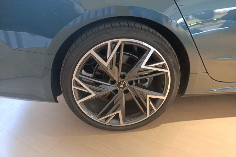 Used Audi A7L 2022 55 TFSI quattro S-line Edition One First Edition Right Rear Wheel Hub