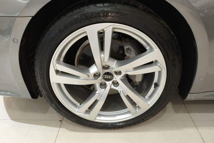Used Audi A7L 2022 45 TFSI quattro S-line Wind Rider Left Front Wheel Hub
