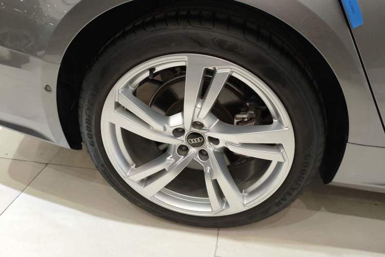 Used Audi A7L 2022 45 TFSI quattro S-line Wind Rider Right Rear Wheel Hub