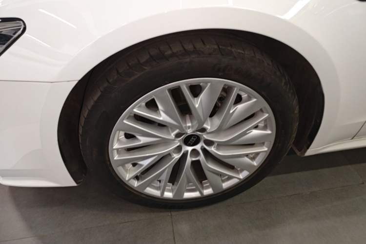 Used Audi A7L 2022 45 TFSI S-line Dream-Building Crystal Flow Package Left Front Wheel Hub