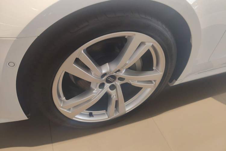 Used Audi A7L 2022 45 TFSI quattro S-line Visionary Crystal Package Left Front Wheel Hub