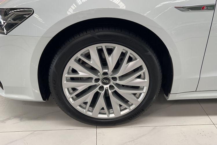 Used Audi A7L 2022 45 TFSI S-line Dream-Building Crystal Flow Package Left Front Wheel Hub