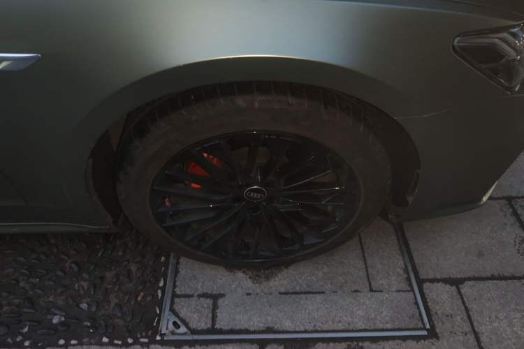 Used Audi A7L 2022 45 TFSI S-line Dream-Chasing Youth Edition Right Front Wheel Hub