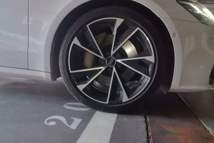Used Audi A7L 2022 55 TFSI quattro S-line Zhiyuan Edition Obsidian Black Package Right Front Wheel Hub