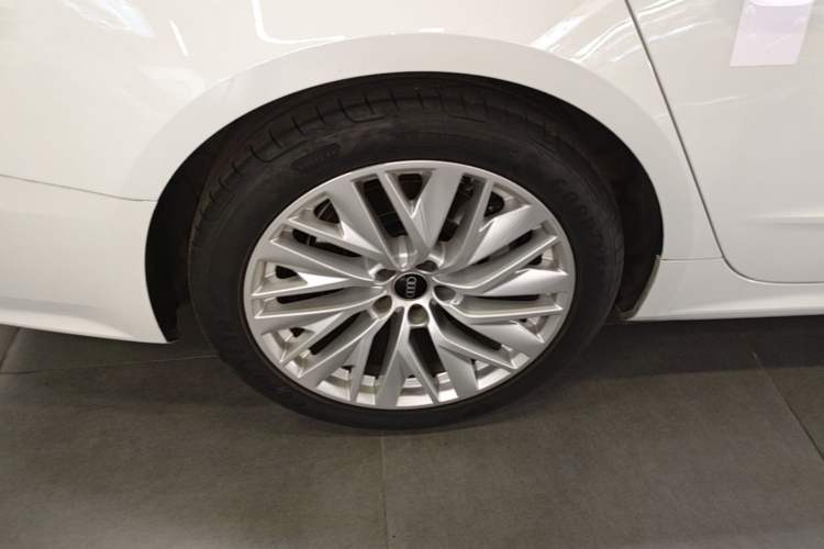 Used Audi A7L 2022 45 TFSI S-line Dream-Building Crystal Flow Package Right Rear Wheel Hub
