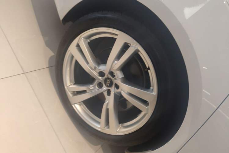 Used Audi A7L 2022 45 TFSI quattro S-line Visionary Crystal Package Right Rear Wheel Hub