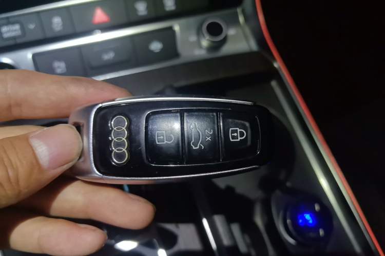 Used Audi A7L 2022 55 TFSI quattro S-line Zhiyuan Edition Obsidian Black Package Vehicle Key